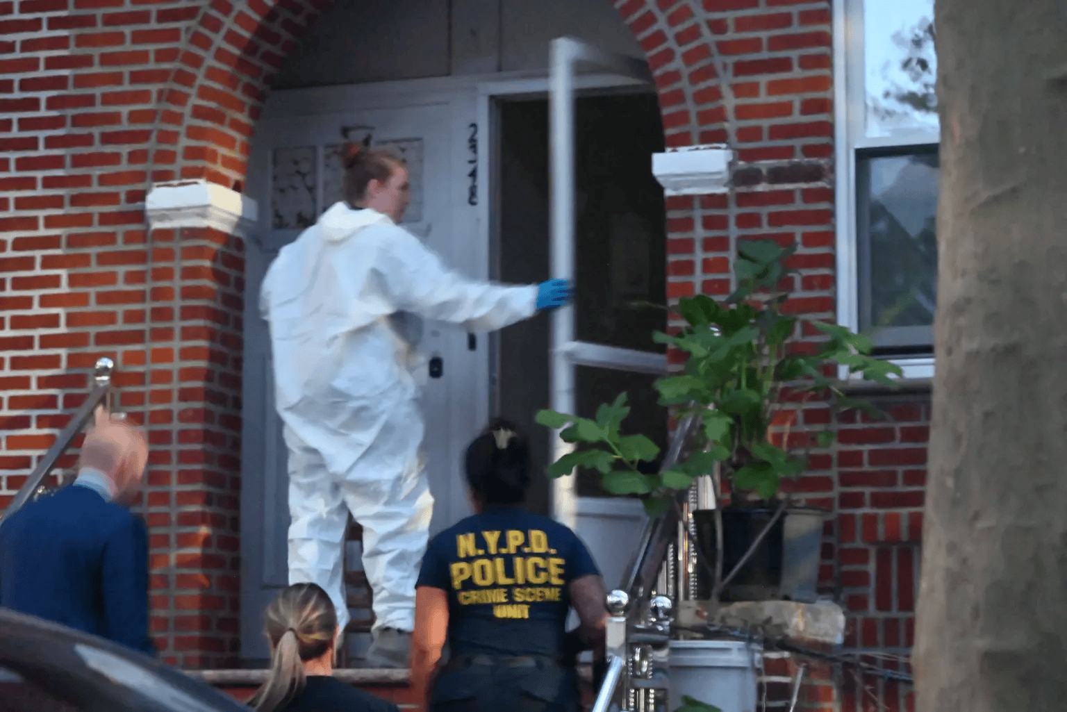 皇冠信用网平台出租
_86岁华人在美国家中死亡一星期皇冠信用网平台出租
，脖子上缠着围巾，埋在棉被里