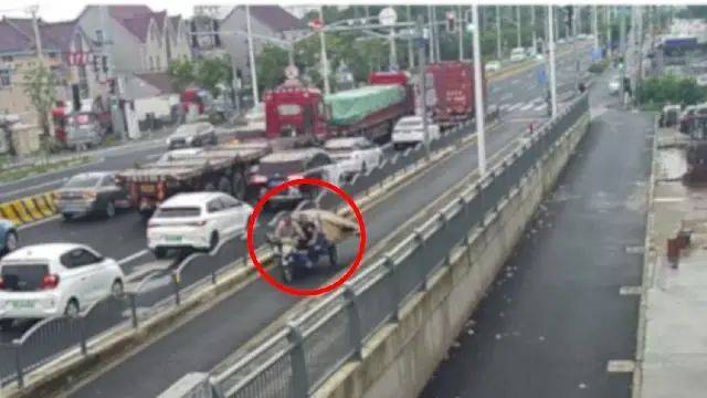 皇冠信用网去哪里弄
_男子为方便施工队装修新家皇冠信用网去哪里弄
,将钥匙放楼道消防栓内,致刚买的家电全部不翼而飞!