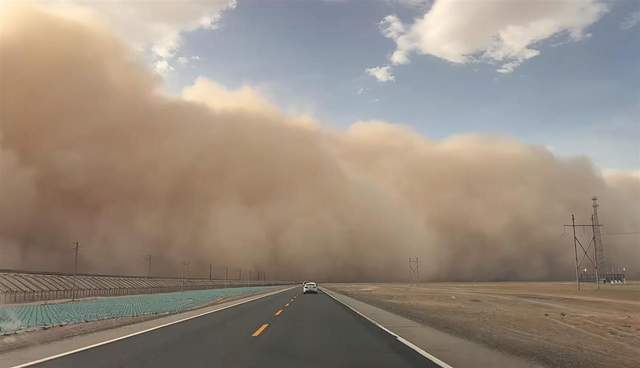 皇冠信用網在线申请
_沙尘暴突袭甘肃敦煌皇冠信用網在线申请
，游客：百米高沙墙扑向公路，像是走进了末日小说