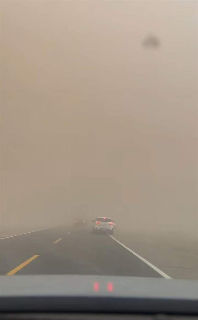 皇冠信用網在线申请
_沙尘暴突袭甘肃敦煌皇冠信用網在线申请
，游客：百米高沙墙扑向公路，像是走进了末日小说