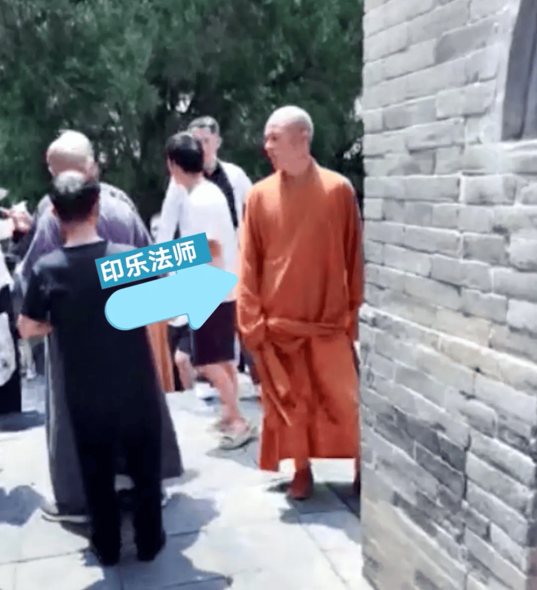 皇冠信用盘最新地址
_少林寺现场直击:新住持微笑挥手进入围挡的方丈室