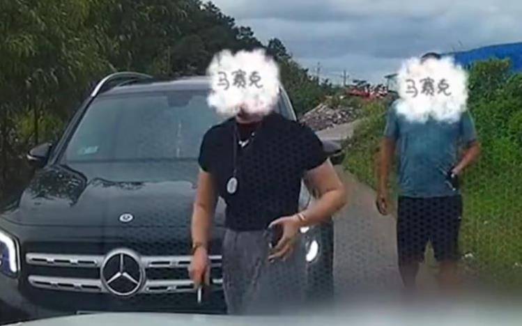 皇冠信用网登2代理
_“亮证逼迫让路”奔驰女被曝亮的是假证皇冠信用网登2代理
,律师:伪造国家机关证件,情节严重可能触犯刑法