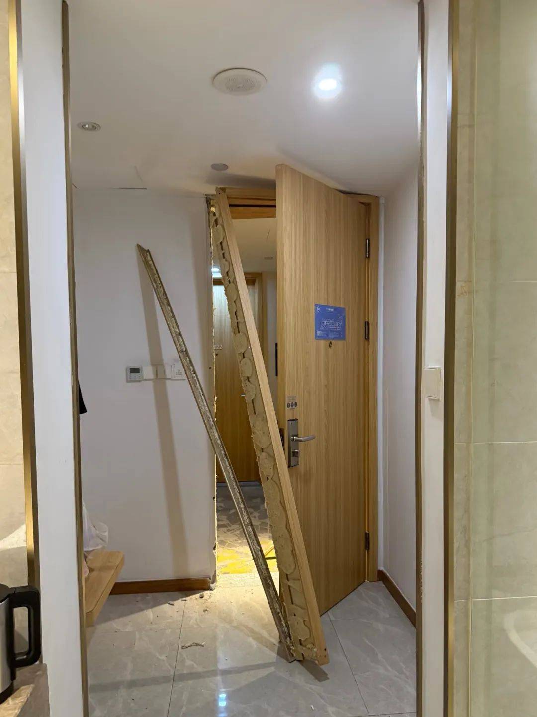 皇冠信用网出租足球
_男子在杭州一酒店洗澡时被陌生人暴力闯入皇冠信用网出租足球
,房间大门被踢烂,踹门男子怀疑前女友正在酒店与他人开房