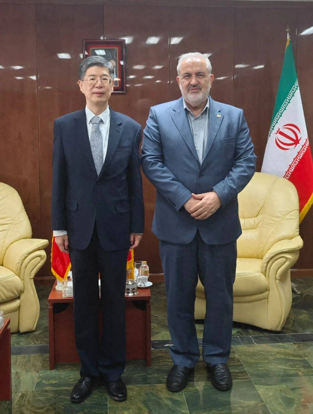 皇冠信用盘会员开户
_驻伊朗大使丛培武拜会伊朗能源部长阿里阿巴迪