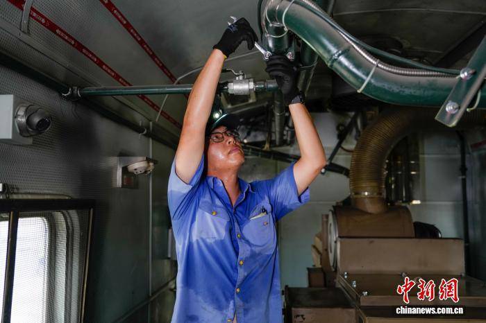 皇冠信用網会员开户
_陕西西安：70℃下的火车“移动电源”检修师