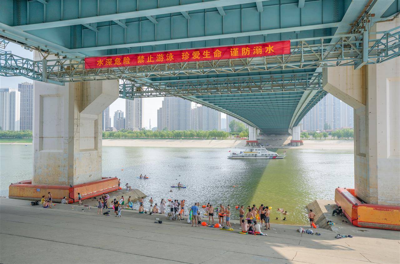 皇冠信用網会员开户
_武汉多部门联合行动并提醒市民：远离两江通航水域皇冠信用網会员开户
，莫让消暑变险情