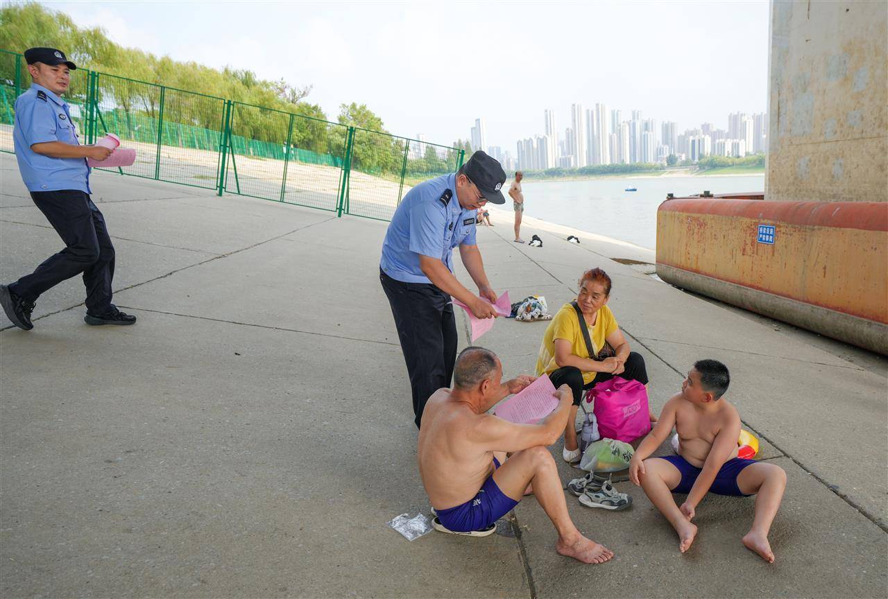 皇冠信用網会员开户
_武汉多部门联合行动并提醒市民：远离两江通航水域皇冠信用網会员开户
，莫让消暑变险情