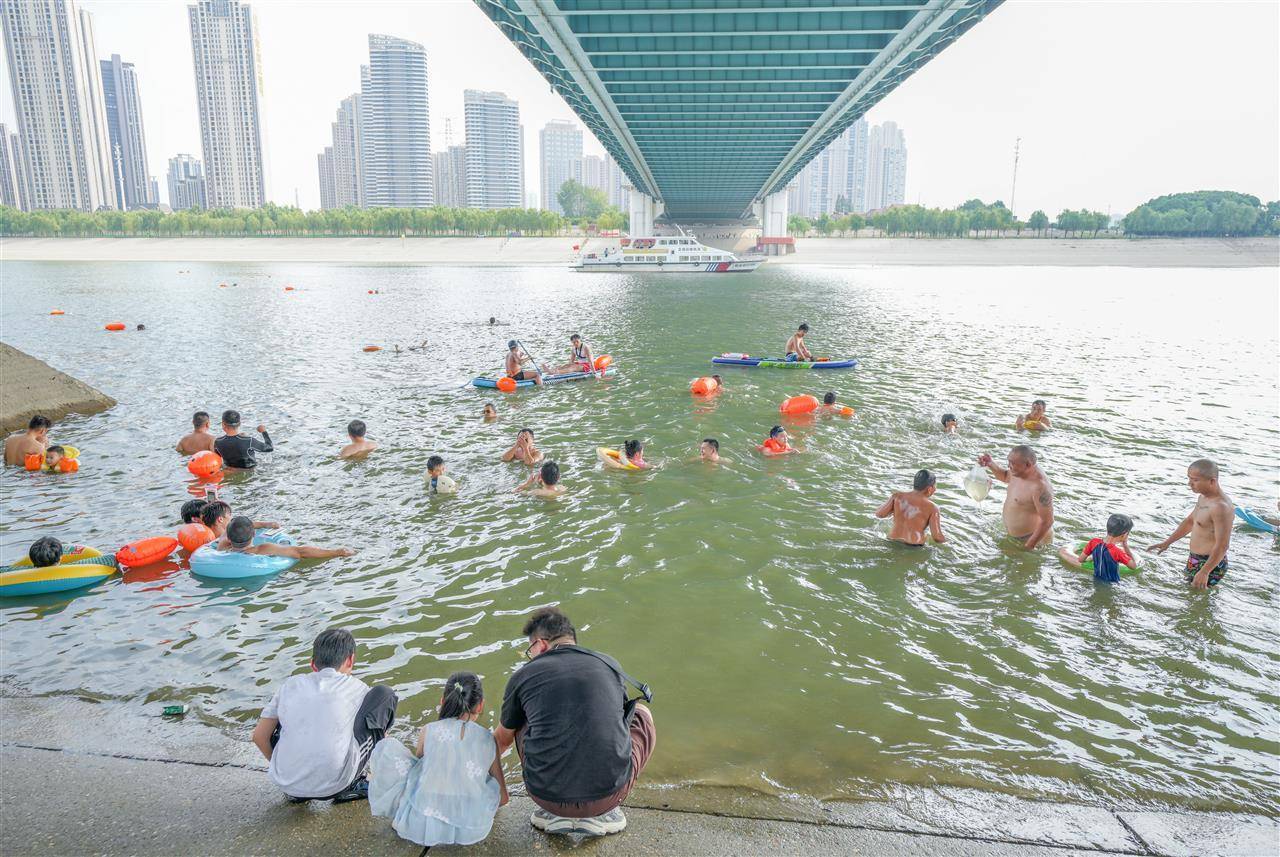 皇冠信用網会员开户
_武汉多部门联合行动并提醒市民：远离两江通航水域皇冠信用網会员开户
，莫让消暑变险情