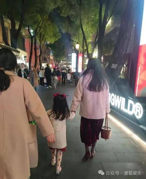 皇冠信用开号
_离婚三年又被拍到亲密逛超市皇冠信用开号
，他俩这是纯带娃还是真复合了？