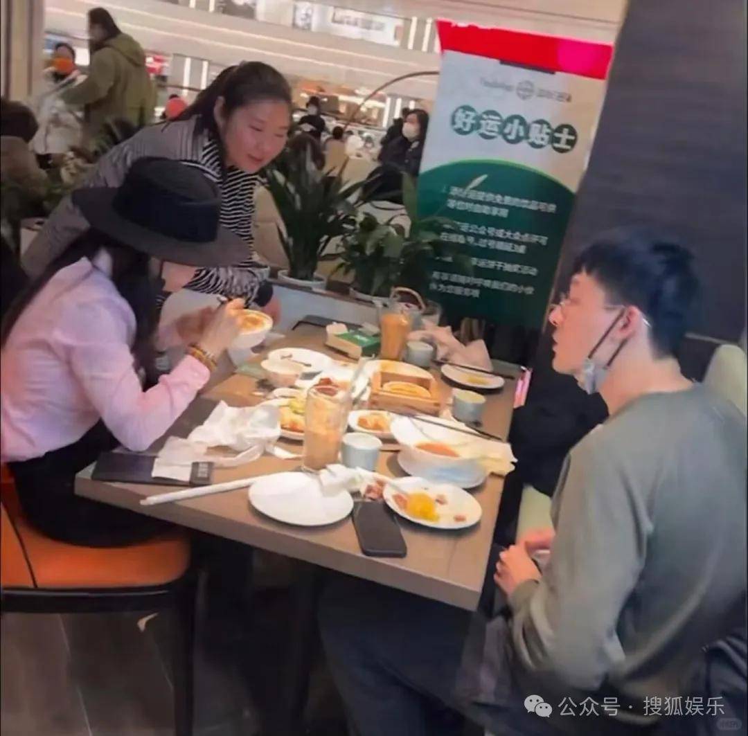 皇冠信用开号
_离婚三年又被拍到亲密逛超市皇冠信用开号
，他俩这是纯带娃还是真复合了？