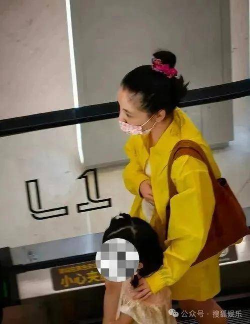 皇冠信用开号
_离婚三年又被拍到亲密逛超市皇冠信用开号
，他俩这是纯带娃还是真复合了？