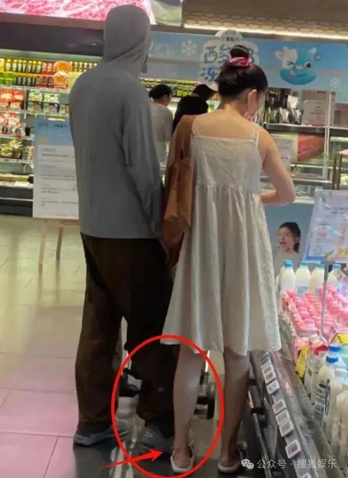 皇冠信用开号
_离婚三年又被拍到亲密逛超市皇冠信用开号
，他俩这是纯带娃还是真复合了？