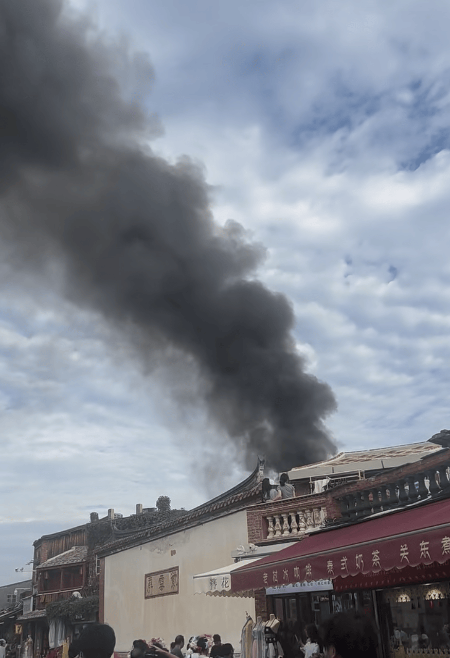 皇冠信用网
_福建泉州西街突发火灾皇冠信用网
,现场黑烟滚滚!当地消防回应:火已扑灭,无人员伤亡