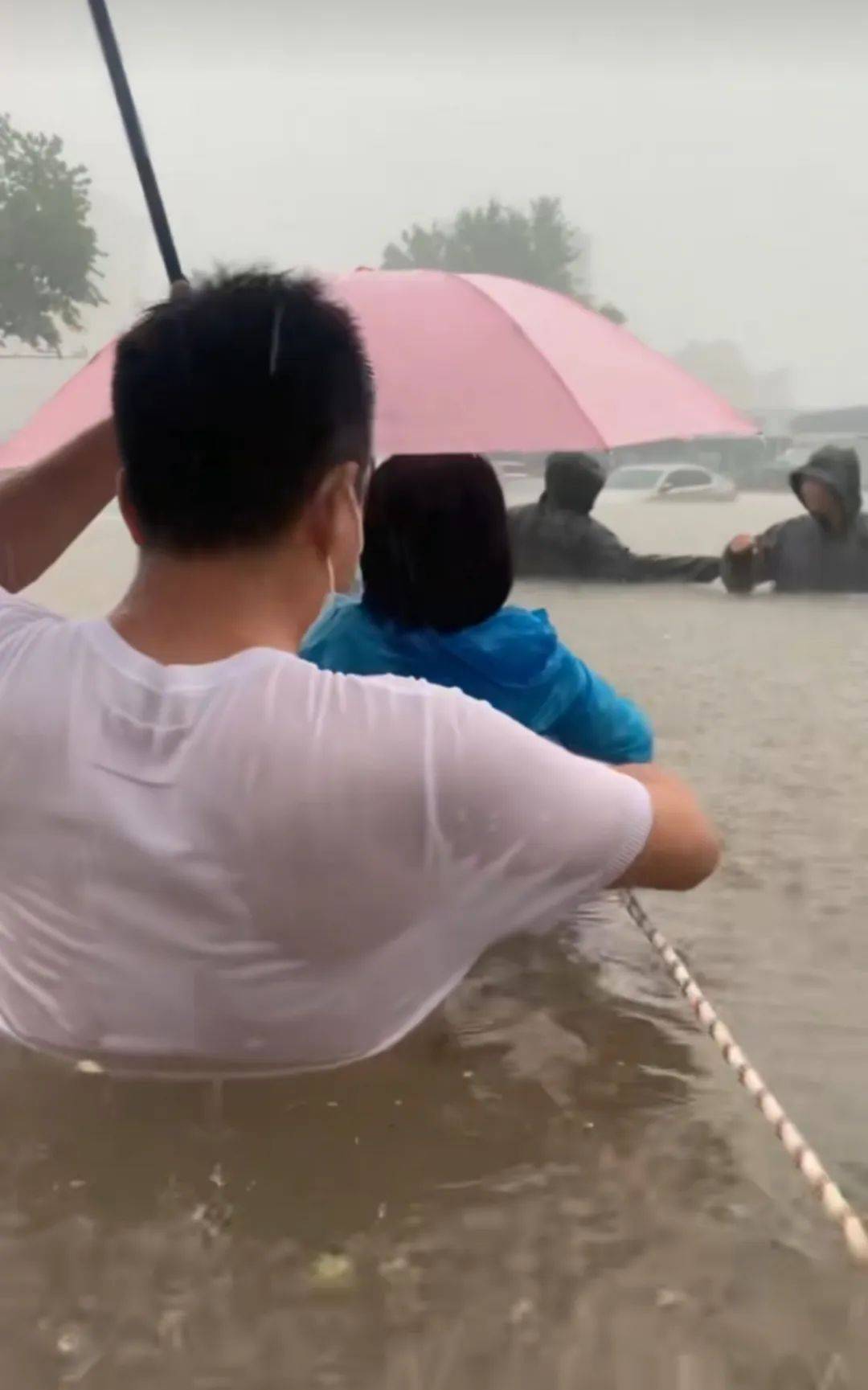 信用网如何申请
_郑州暴雨致京广路隧道被淹信用网如何申请
，亲历者：车是飘起来的，很害怕，有人爬梯子离开 2021年也曾淹没多台车辆