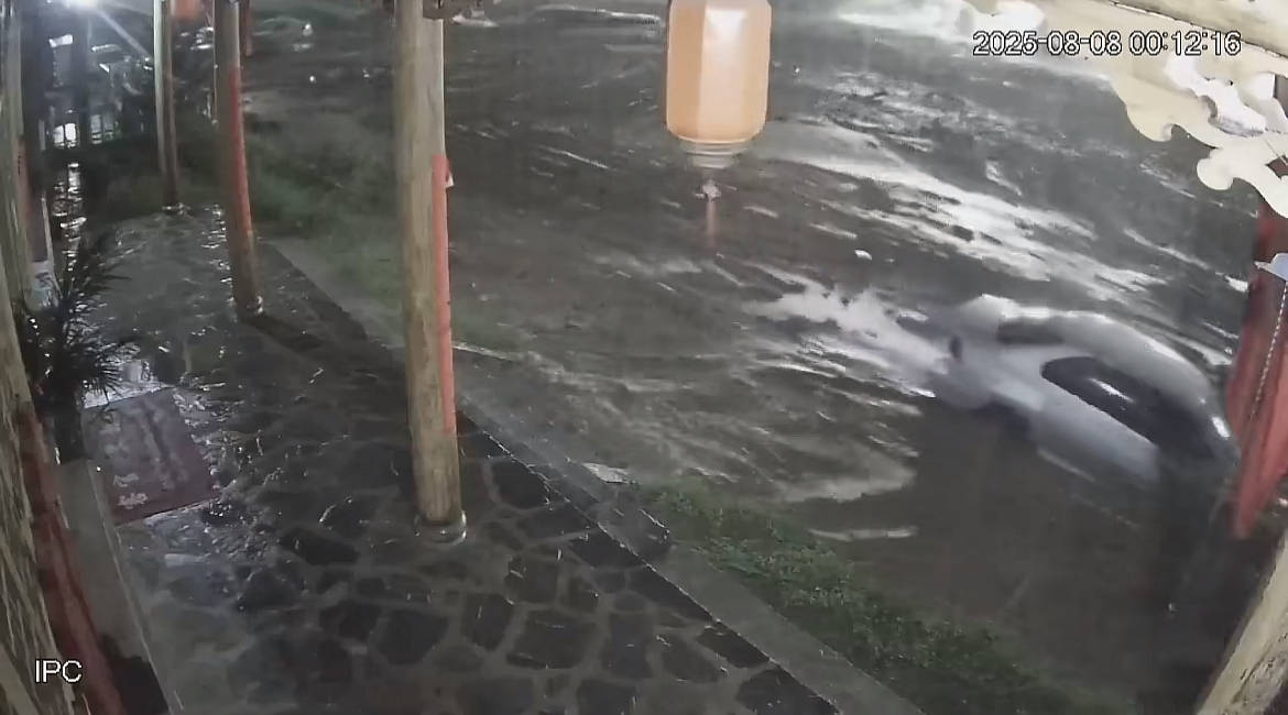 阿根廷职业联赛特别投注
_山洪爆发致甘肃榆中一河道涨水3米阿根廷职业联赛特别投注
,监控拍下洪水冲走10余辆汽车,1分钟清空停车场