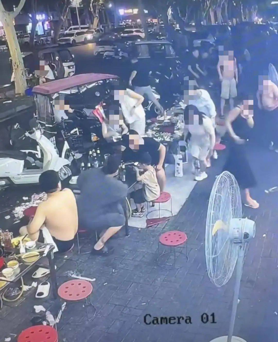 皇冠信用平台出租出售
_多人烧烤店外用餐遭楼上住户泼洒不明液体皇冠信用平台出租出售
，警方介入