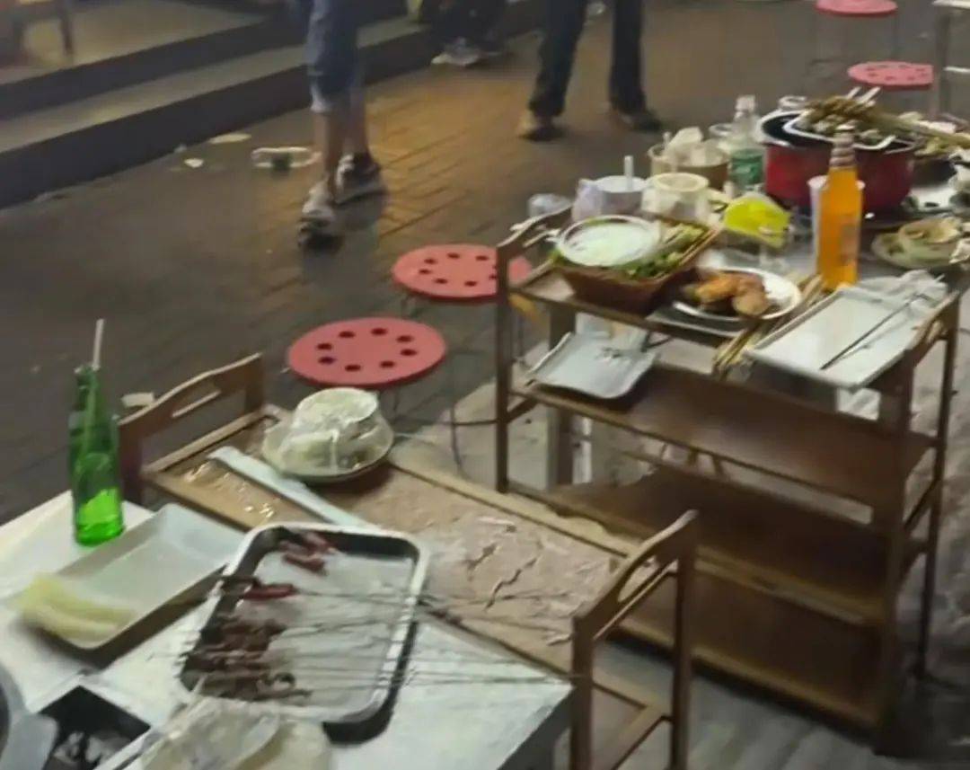 皇冠信用平台出租出售
_多人烧烤店外用餐遭楼上住户泼洒不明液体皇冠信用平台出租出售
，警方介入