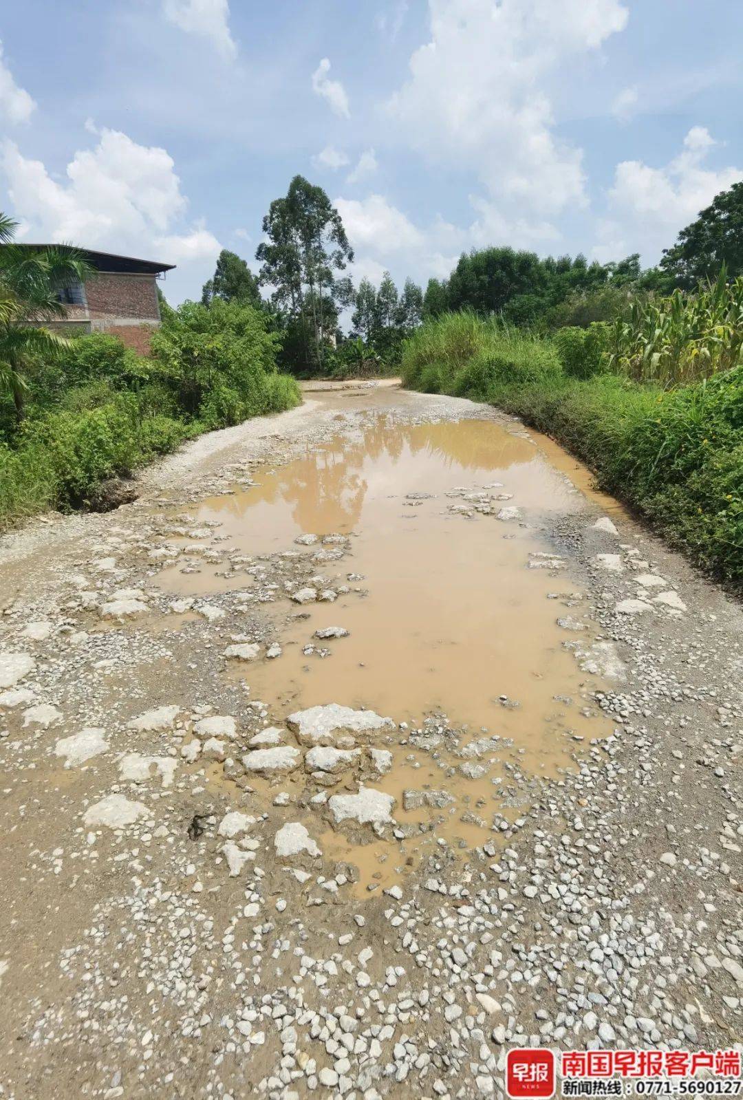 怎么申请皇冠信用网
_南宁一“白改黑”道路被打烂怎么申请皇冠信用网
，两年多未完工！部门回应：正重新招标