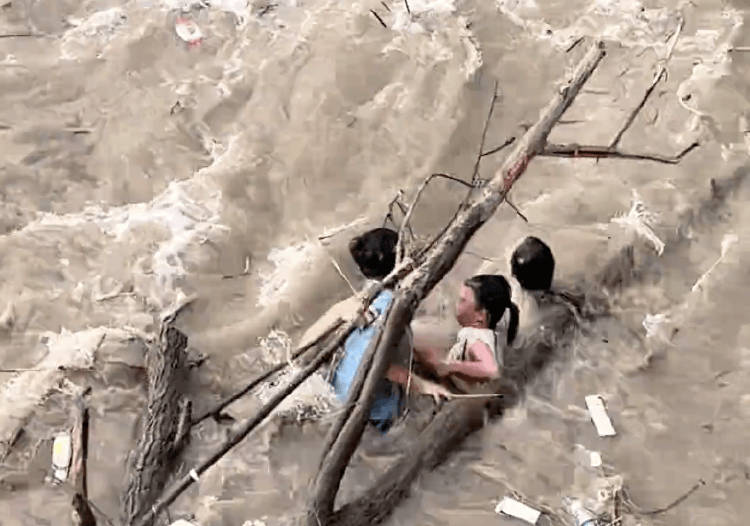 足球外围买球网站
_杭州4人下江堤被潮水卷走足球外围买球网站
，路人狂喊“抓树枝”，网友拍下惊险一幕