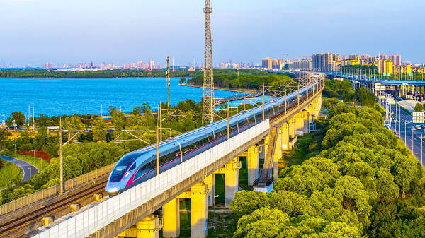 瓦埃勒vs米迪兰特_华人学者灵魂发问:同时开建瓦埃勒vs米迪兰特,中国的都通车十多年了,美国呢?