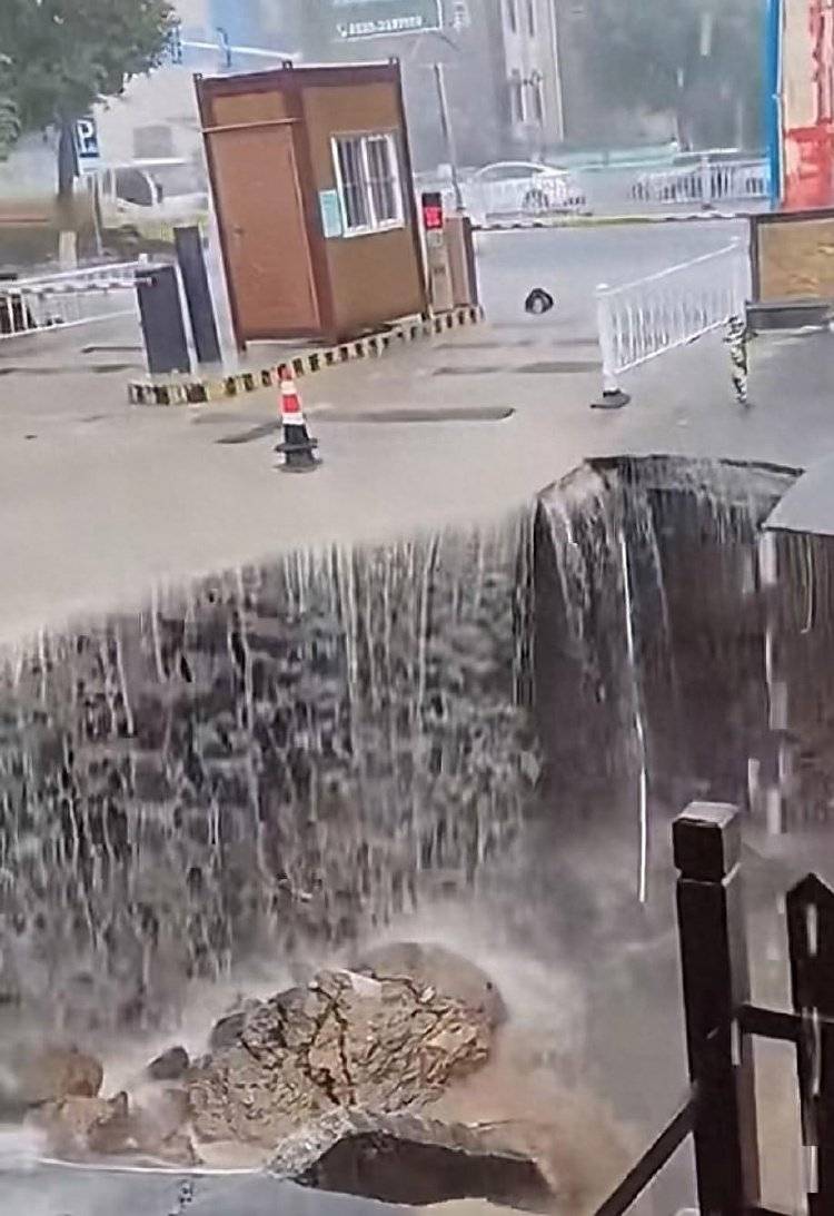 皇冠信用网登1_山东烟台遭暴雨突袭一道路发生塌陷皇冠信用网登1,水流倾泻而下似“水帘洞”