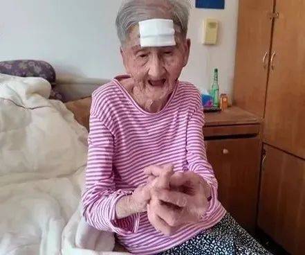 圣保利vs多特蒙德
_太突然!上海98岁阿婆拿起剪刀圣保利vs多特蒙德
,一把剪掉头上的“角”!网友:对自己够狠