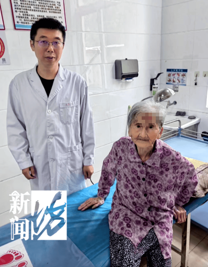 圣保利vs多特蒙德
_太突然!上海98岁阿婆拿起剪刀圣保利vs多特蒙德
,一把剪掉头上的“角”!网友:对自己够狠