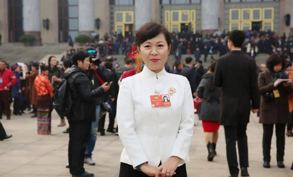 皇冠信用网开户
_“换装主席”王莉霞的堕落：从光鲜人设到腐败深渊