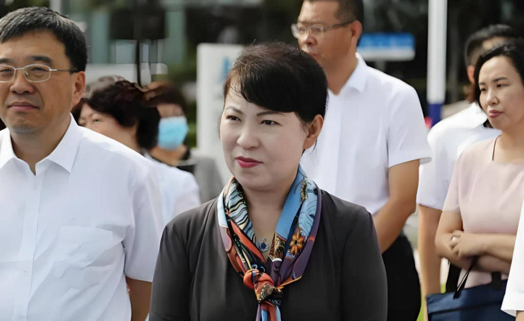 皇冠信用网开户
_“换装主席”王莉霞的堕落：从光鲜人设到腐败深渊