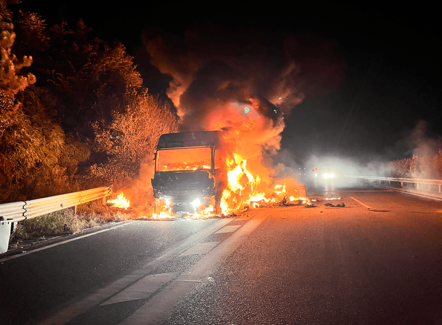 荷兰乙组联赛
_司机往后视镜一看荷兰乙组联赛
，糟了！670万元货物“葬身火海”