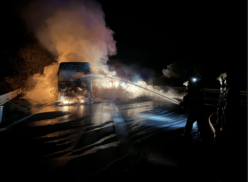 荷兰乙组联赛
_司机往后视镜一看荷兰乙组联赛
，糟了！670万元货物“葬身火海”