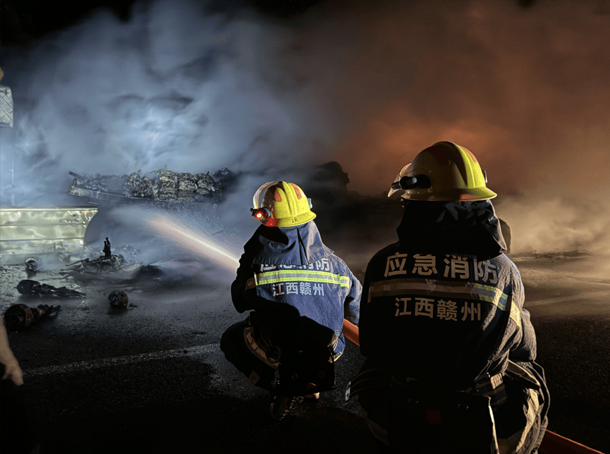 荷兰乙组联赛
_司机往后视镜一看荷兰乙组联赛
，糟了！670万元货物“葬身火海”