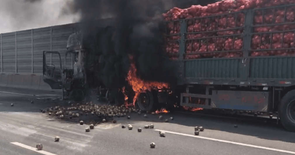 荷兰乙组联赛
_司机往后视镜一看荷兰乙组联赛
，糟了！670万元货物“葬身火海”