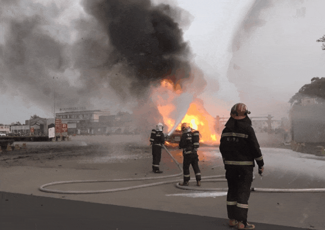 荷兰乙组联赛
_司机往后视镜一看荷兰乙组联赛
，糟了！670万元货物“葬身火海”