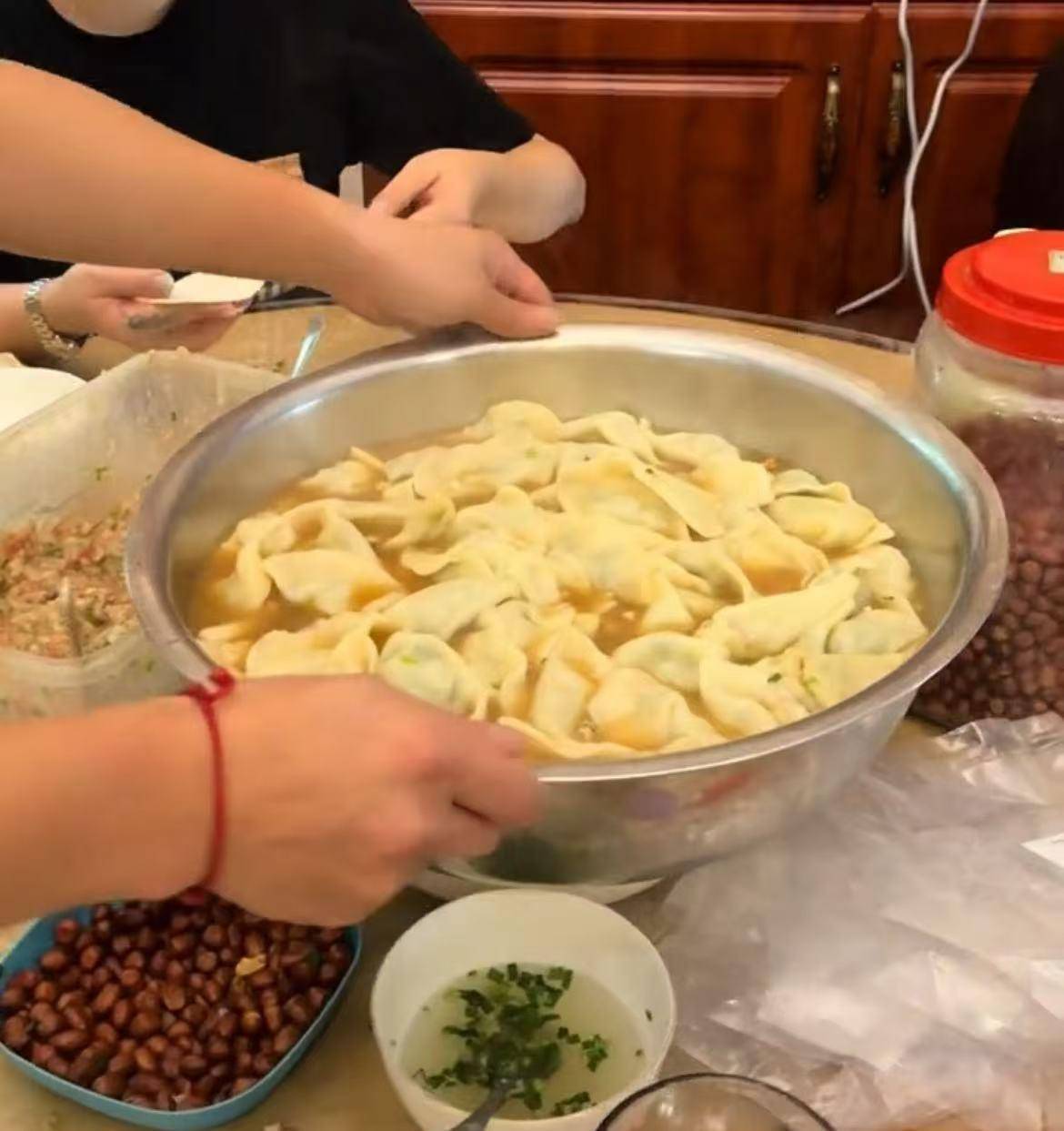 斯托克城vs布拉德福德
_16个外甥一顿吃200个水饺斯托克城vs布拉德福德
,挑扁担买菜的重庆“宇宙舅舅”:孩子们开学离开,心里空落落的