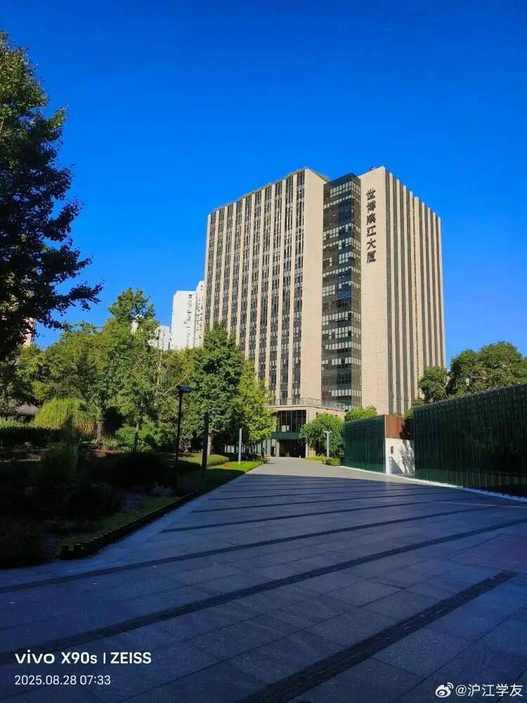 霍恩vs林茨
_上海热得白云都没了！不过上海人苦等的降温要来了霍恩vs林茨
，“秋老虎”也要来了……