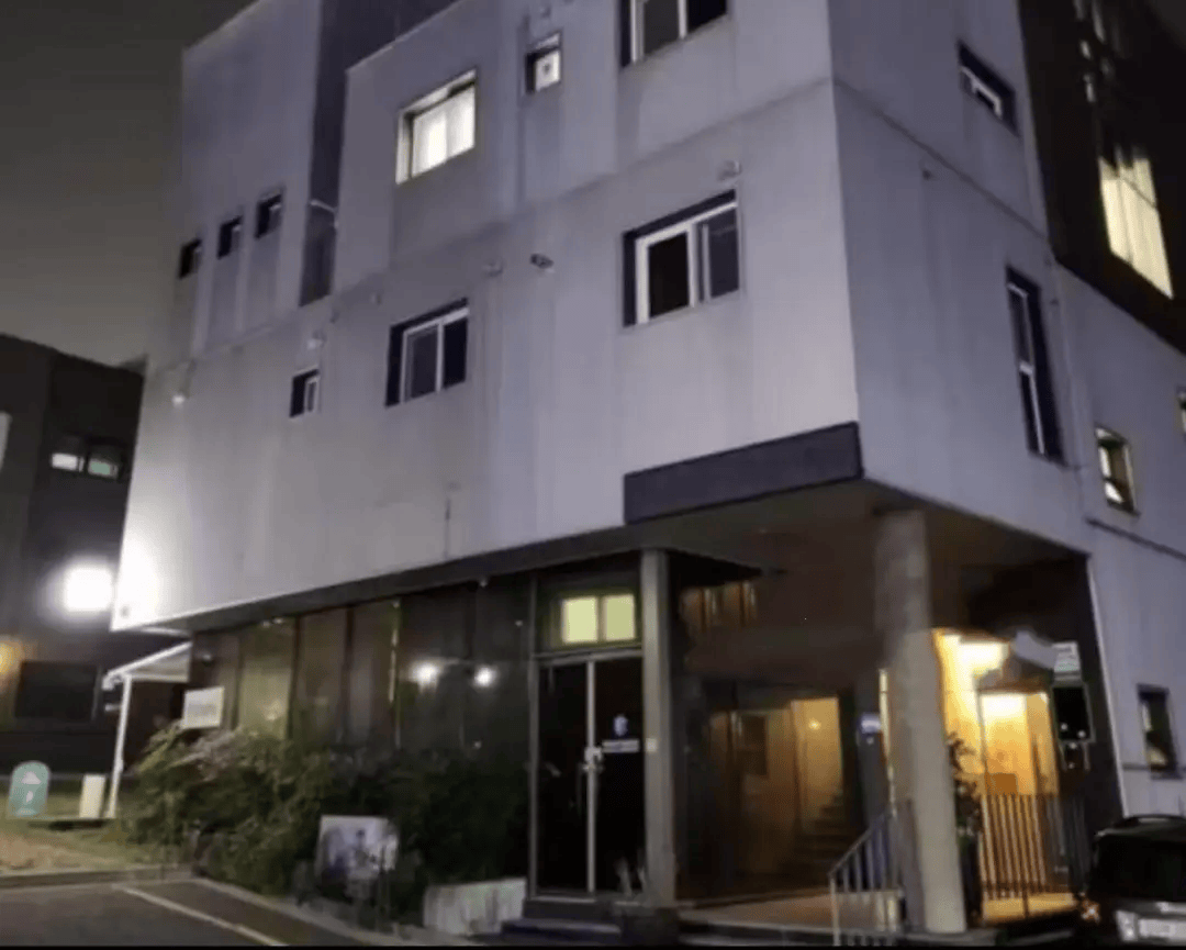 维戈塞尔塔vs皇家贝迪斯
_中国女游客遭60多岁韩国民宿房东深夜闯入骚扰维戈塞尔塔vs皇家贝迪斯
，代理律师称警方已立案；受害人：求助帖发布后，有7名中国女孩称也遭到该房东类似对待