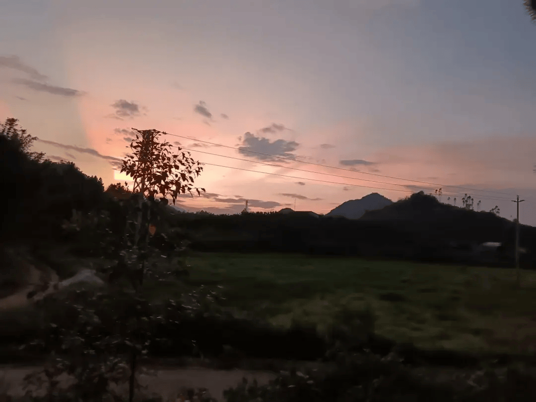 北海道札幌冈萨多vs RB大宫松鼠
_15岁儿子考上高中北海道札幌冈萨多vs RB大宫松鼠
，41岁湖南爸爸奖励他千公里骑行，花了10天从东莞骑回怀化，一路被好心人投喂