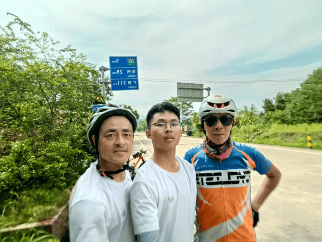 北海道札幌冈萨多vs RB大宫松鼠
_15岁儿子考上高中北海道札幌冈萨多vs RB大宫松鼠
，41岁湖南爸爸奖励他千公里骑行，花了10天从东莞骑回怀化，一路被好心人投喂