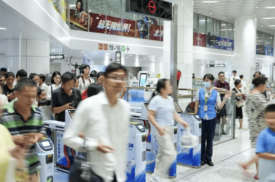 黑镇市vs卧龙岗狼队_历史首次!深圳地铁客流又爆了黑镇市vs卧龙岗狼队,这三条线路人最多