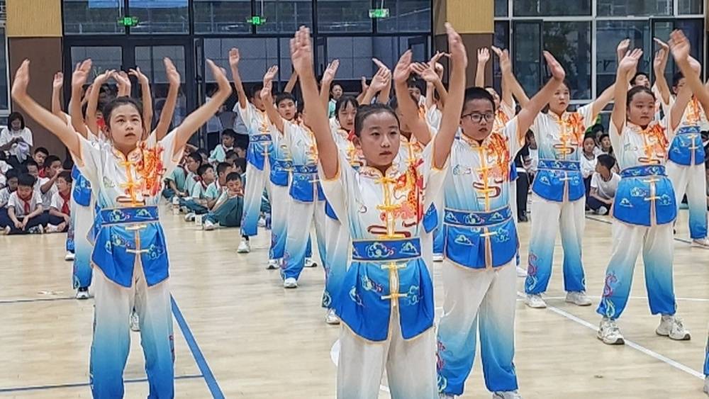 那不勒斯(女)vVs 帕尔马(女)_淄博市张店区龙凤苑中学初一级部军训会操展演圆满落幕