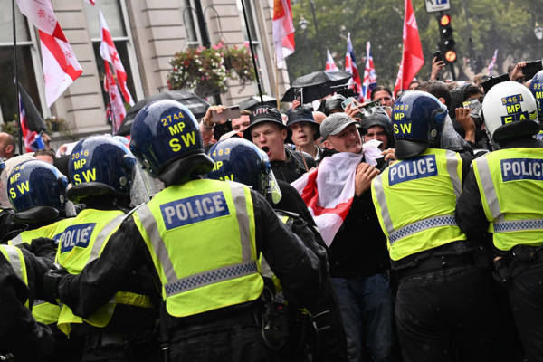 意大利乙组联赛 | 超10万人参加伦敦右翼反移民集会意大利乙组联赛,马斯克“现身”呼吁英国重新选举