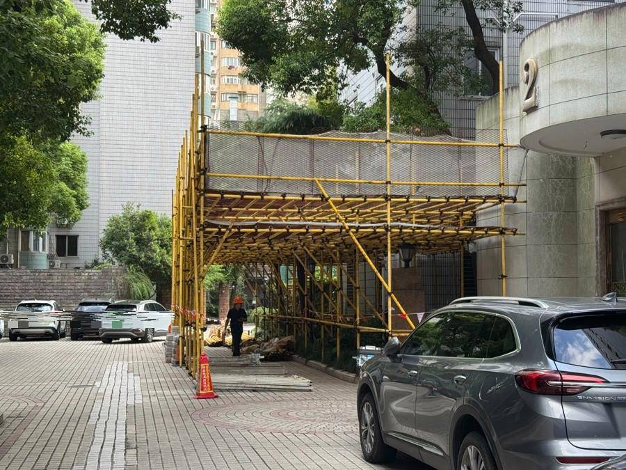 芬兰甲组联赛_太吓人!上海一小区外墙瓷砖从32楼落下芬兰甲组联赛,9辆车被砸得面目全非,居民:不是第一次