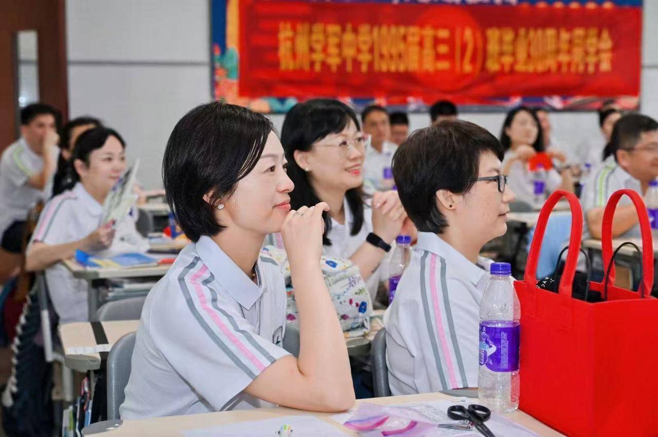 nba季后赛2025时间_那个让老师骄傲的“调皮”班级！30年同学聚会nba季后赛2025时间，还伴有一封来自贵州的感谢信