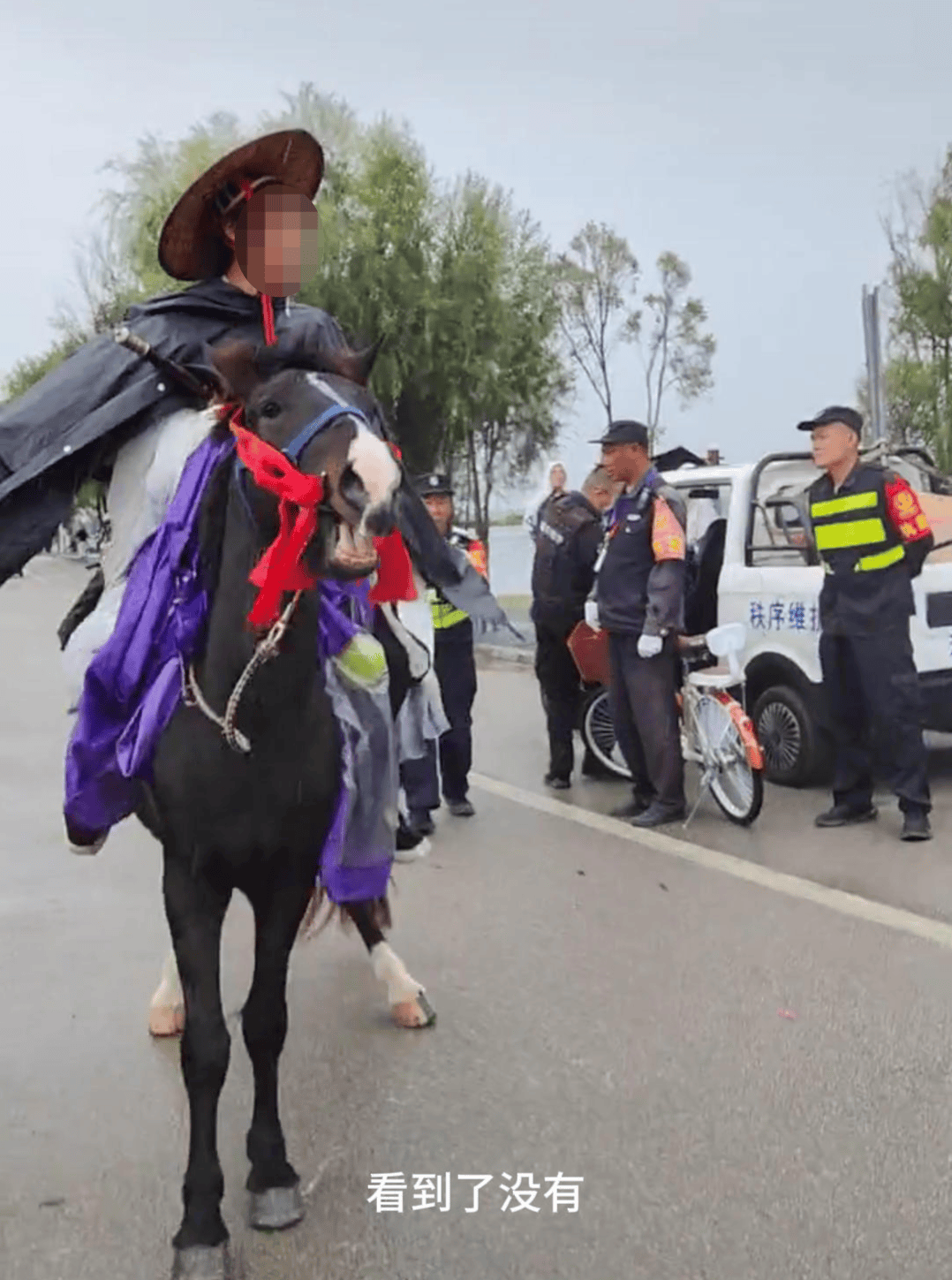 nba赛程表_男子骑马在大理洱海廊道与保安起冲突 当地政府:廊道禁止机动车和马匹入内