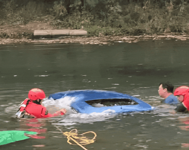 皇冠信用网如何申请_女儿被困坠河车内皇冠信用网如何申请，父亲借渔网撬门救女，关键时刻......