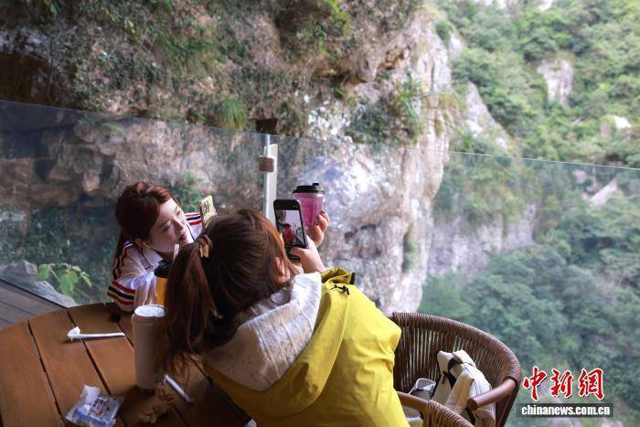 皇冠信用網怎么开账号_浙江温州乐清雁荡山:悬崖咖啡助力传统景区焕新出圈